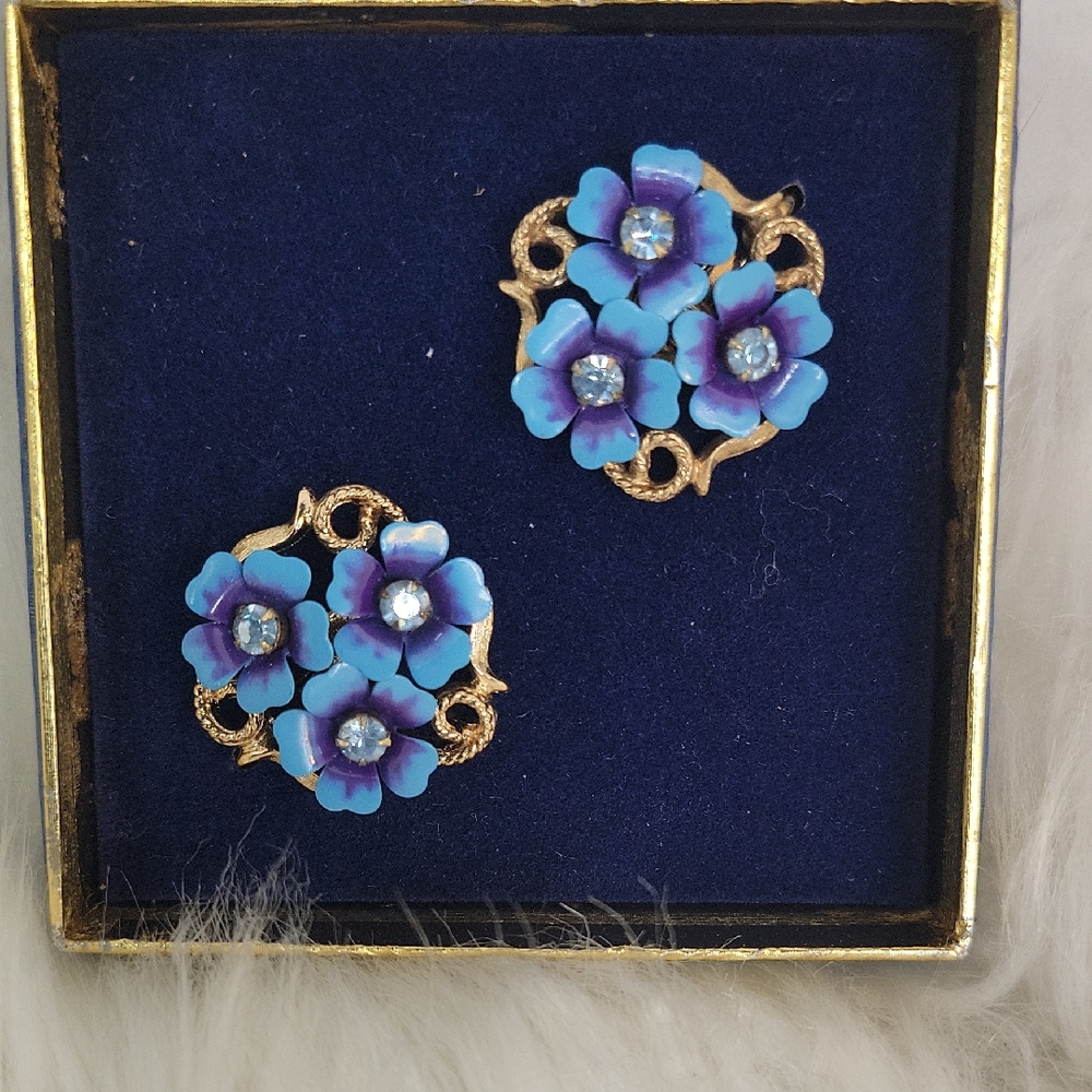 Vintage 1972 Avon Love Blossoms‎ Blue Enamel Rhinestone Clip Earrings